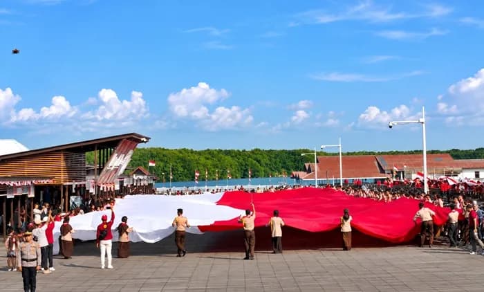 Tanpa ABPD, 1.200 Warga Bentangkan Bendera Raksasa di Bontang Kuala