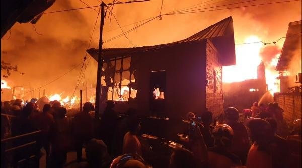Sumber Api Diduga dari Bangsalan, Belasan Rumah di Samarinda Terbakar