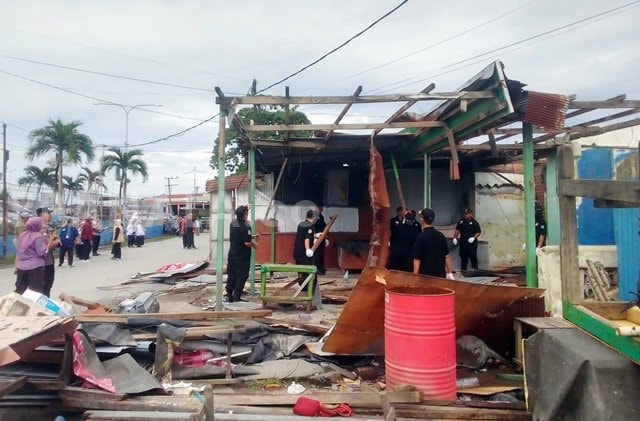Penertiban Humanis, Puluhan Bangunan di Sekitar Pelabuhan Lok Tuan Bontang Dibongkar