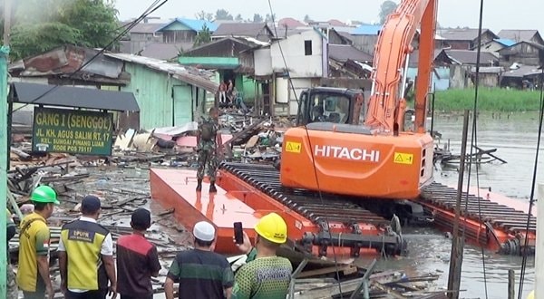 Normalisasi Sungai Pinang Luar Terus Berjalan, Wali Kota Samarinda Tinjau Pembongkaran Bangunan