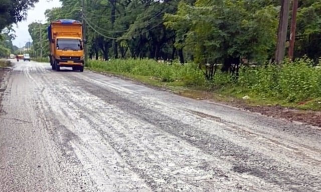 Kubangan Lumpur Mengancam Pengendara, Ruas Jalan Bontoa Pangkep Kian Memprihatinkan