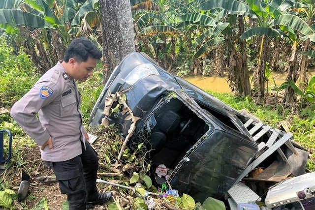 Grand Max Terbalik di Jalan Poros Bontang-Sangatta, Dua Penumpang Luka Ringan