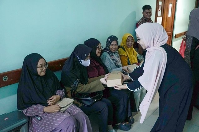 PWI Bontang Bagikan Ratusan Takjil di RSUD Taman Husada, Semangati Pasien dan Nakes