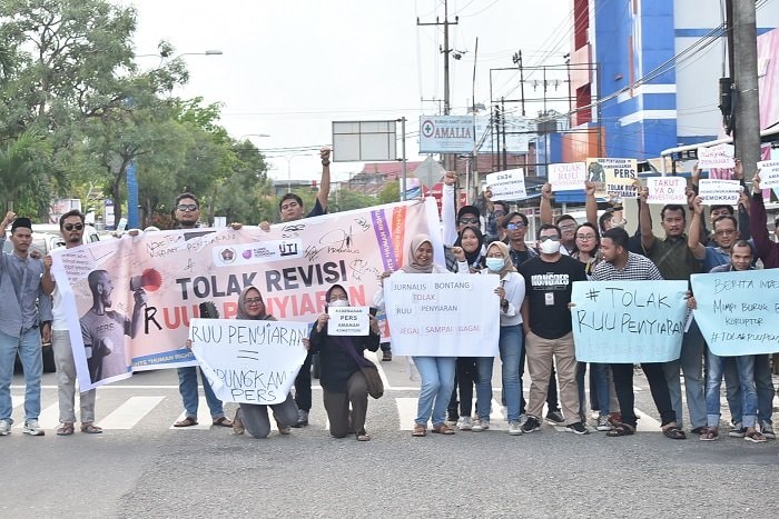 Aksi Tolak RUU Penyiaran di Jalan, Gabungan Wartawan dan Pegiat Media Sosial di Bontang Dijaga Puluhan Anggota Polisi