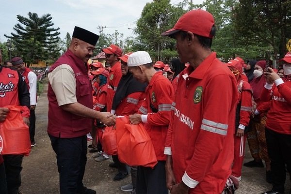 Ratusan 'Pasukan Merah Putih' Terima Bingkisan Sembako