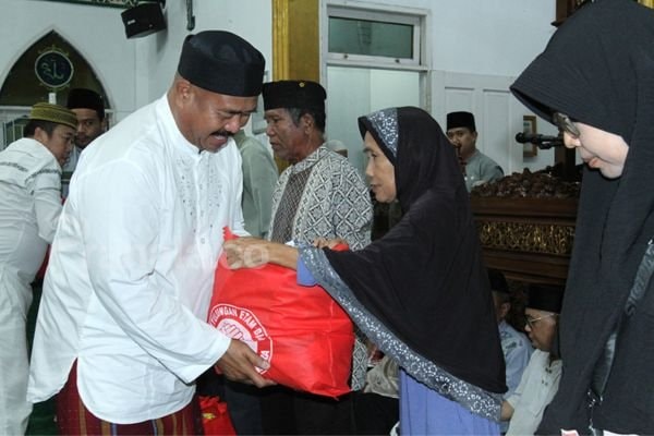 Safari Subuh ke Masjid Al Musyafirin, Bupati Edi Bantu Rp200 Juta dan Bingkisan Warga Prasejahtera