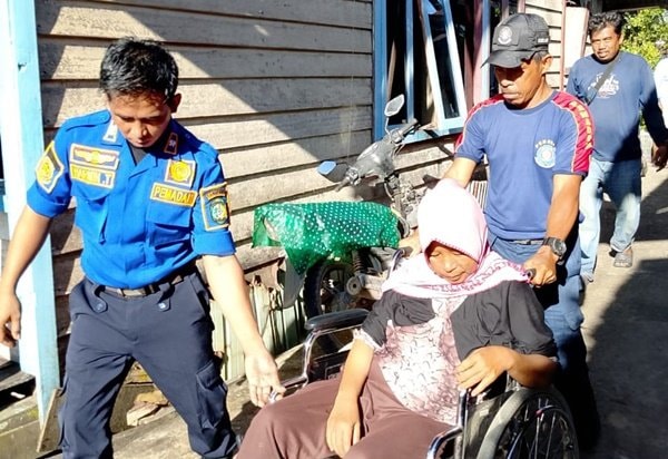 Tak Hanya Padamkan Api, Damkar Muara Badak Kukar Evakuasi Pasien Stroke