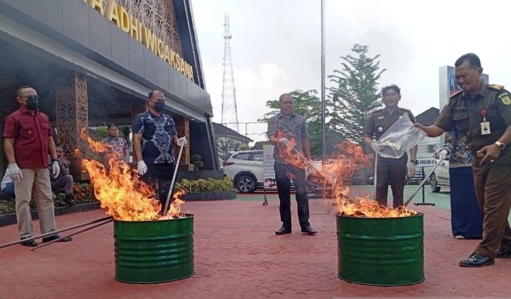 Dari Blender hingga Gerinda, Cara Kejari Samarinda Musnahkan Barang Bukti Narkoba dan Senjata Tajam