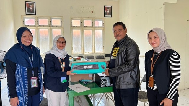 Badak LNG Serahkan Satu Set Komputer untuk Garda Prabowo Bontang