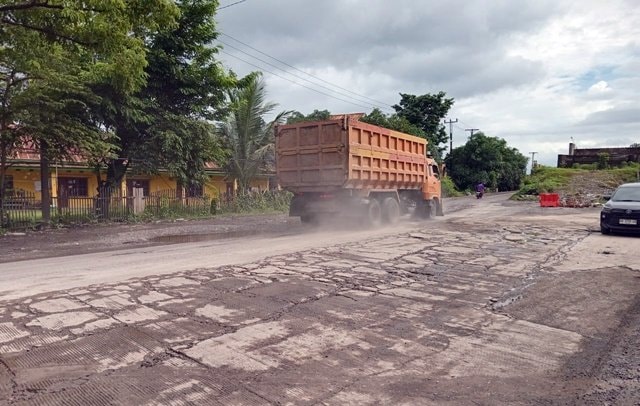 Jalan Poros Sapanang–Tonasa 2 Rusak Parah, Warga Pertanyakan Perhatian Pemerintah