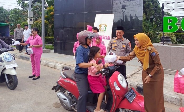 Polsek Bontang Barat dan Kelurahan Belimbing Bagikan Takjil untuk Pengguna Jalan