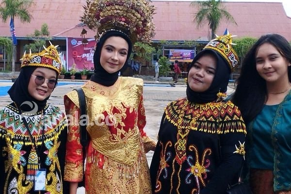 Rayakan Sumpah Pemuda, SMK Putra Bangsa Gelar Fashion Show Pakaian Adat Nusantara