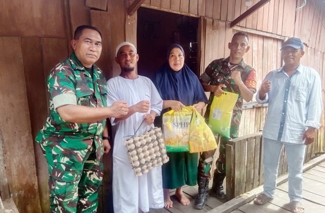 TNI Turun Langsung ke Warga, Kodim 0908/Bontang Salurkan Sembako ke Masyarakat Kurang Mampu