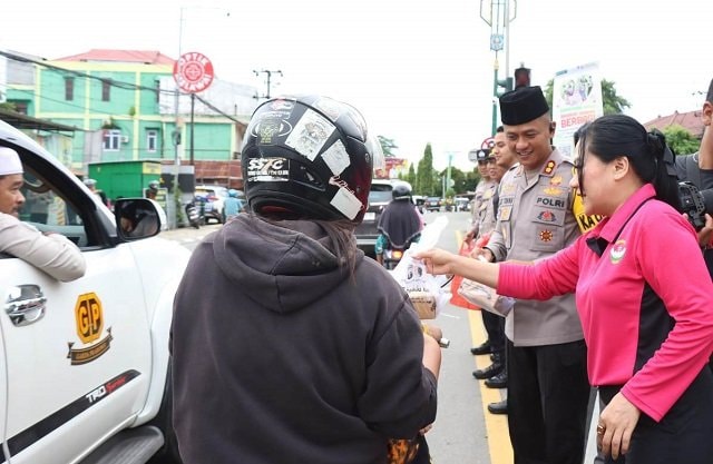 Polres dan Bhayangkari Bontang Tebar Kebaikan, 300 Takjil Dibagikan untuk Pengendara