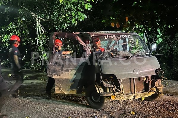 Tim Rescue Damkar Bontang Evakuasi Mobil Kecelakaan di Jalan Pupuk Raya