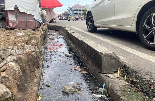 Jumat Bersih Belum Menyentuh Semua Sudut, Parit Kawasan Pasar Tamrin Bontang Mampet