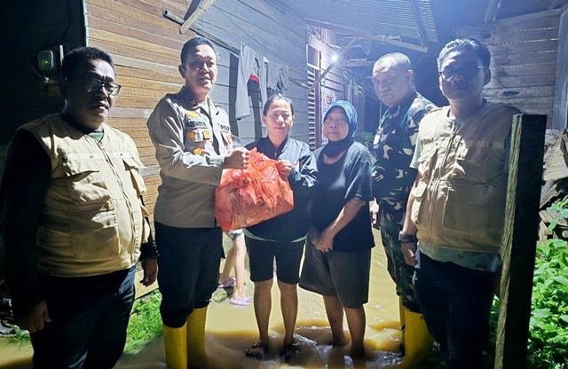 Derasnya Hujan, Sungai Meluap, Puluhan Warga Kanaan Bontang Disuplai Makanan Siap Saji