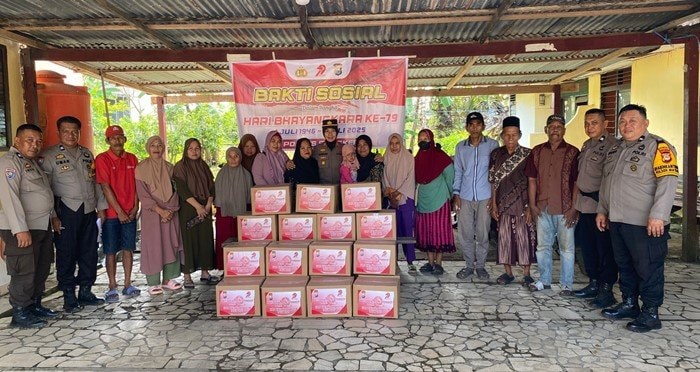 Sambut Hari Bhayangkara ke-79, Polsek Ma’rang Bagikan Sembako untuk Warga Kurang Mampu di Pangkep