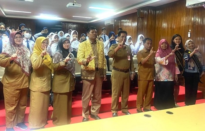 Puluhan Siswa SMP di Bontang Diajarkan Cara Resensi dan Bedah Buku yang Benar