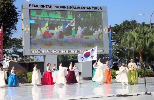 Meriah! East Borneo International Folklore Festival Dimulai dengan Pawai Kirab Budaya