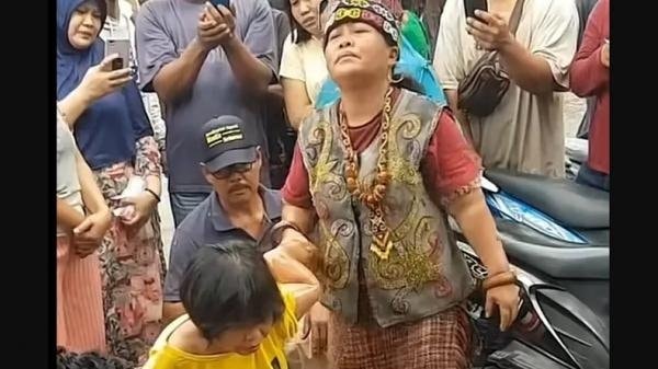 Bikin Heboh! Ida Dayak, Perempuan Sakti dari Paser Sembuhkan Masalah Tulang Sekali Urut