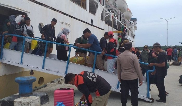 Kedatangan Kapal Molor, 364 Penumpang KM Binaiya Tiba di Pelabuhan Lok Tuan Sore Ini