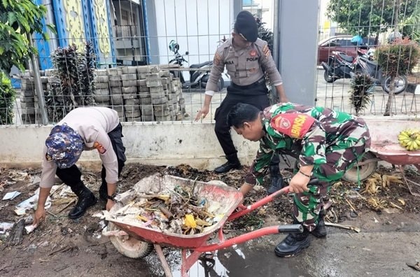 Kodim 0908 Bontang Gelar Karya Bakti Sambut HUT ke-79 TNI, Bersihkan Masjid Tua hingga Pasar