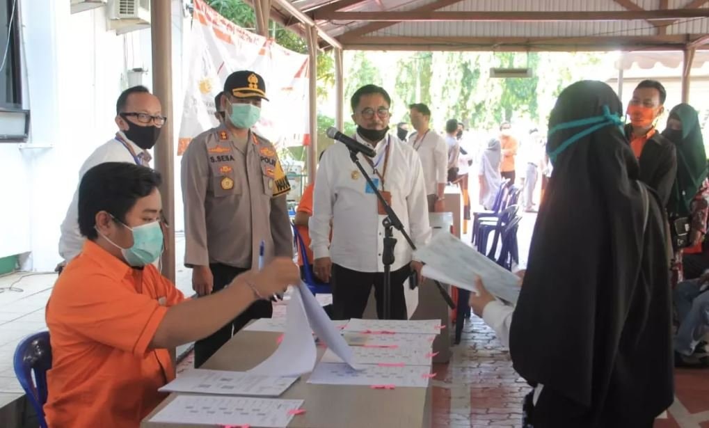 Warga Balikpapan Ambil Bantuan Tunai Covid-19 Pakai Mobil Pribadi hingga Berstatus PNS