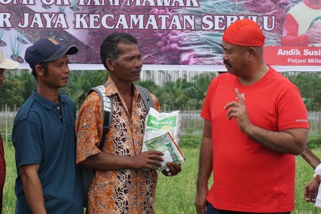 Apresiasi Bupati Kukar kepada Petani Bawang, Ikut Panen dan Serahkan Bantuan Pupuk dan Bibit