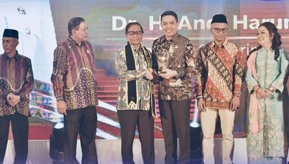 Wali Kota Samarinda Raih Upakarti Artheswara Tinarbuka Kategori Wali Kota Terbaik I