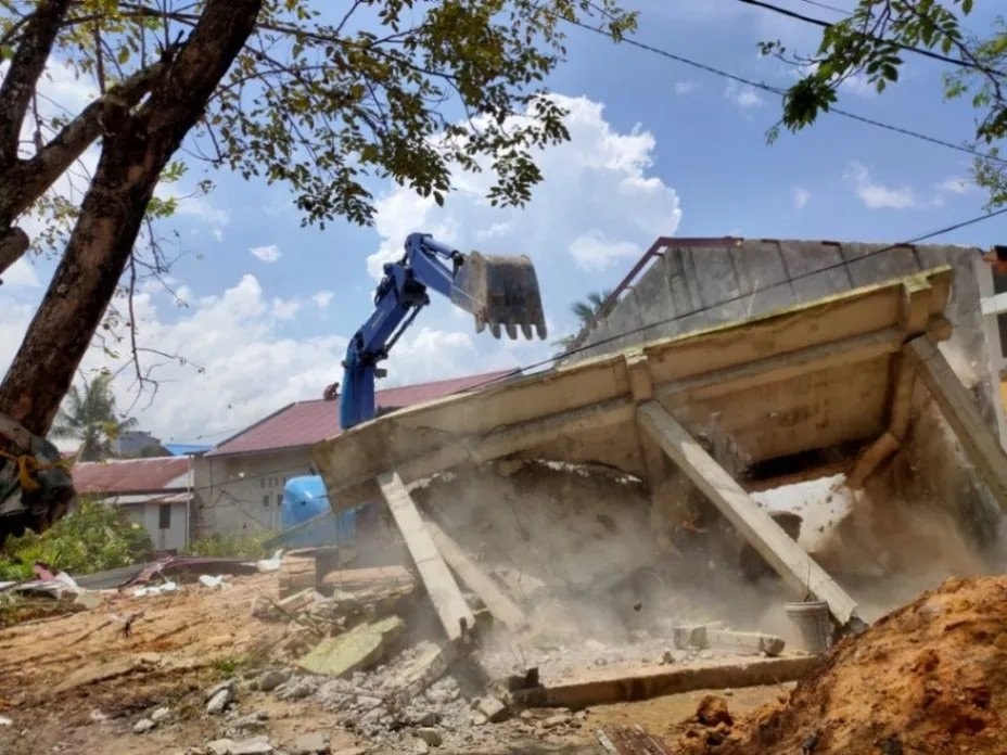 Dihuni 10 Tahun, Rumah Asriani Dirobohkan Eksavator