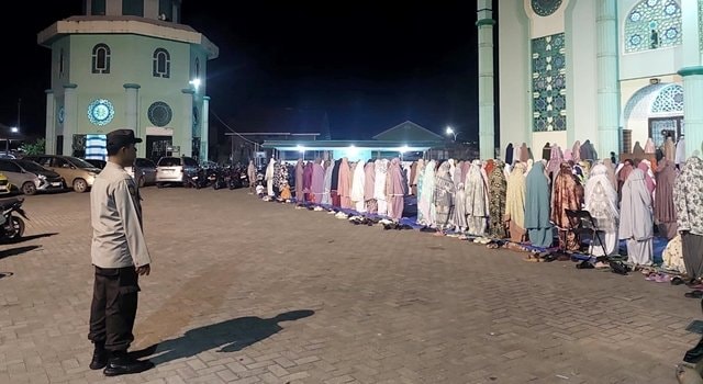 Dari Masjid ke Masjid, Polsek Bontang Selatan Jamin Keamanan Jemaah Tarawih
