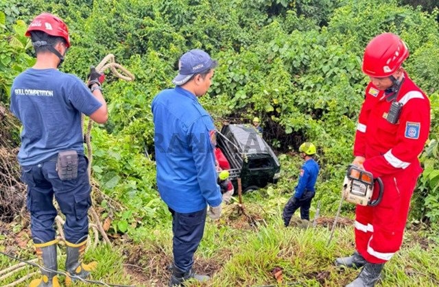 Detik-Detik Pikap Terjun ke Jurang 10 Meter di Bontang, Ayah-Anak Selamat