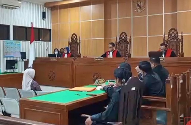 Tersedu di Ruang Sidang, Dayang Donna Dituntut 6 Tahun 10 Bulan dalam Kasus Suap Tambang