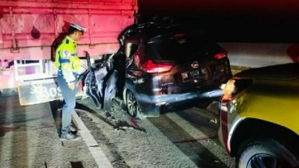 Minibus Tabrak Truk di Jalan Tol Balikpapan-Samarinda, Satu Orang Tewas Terjepit