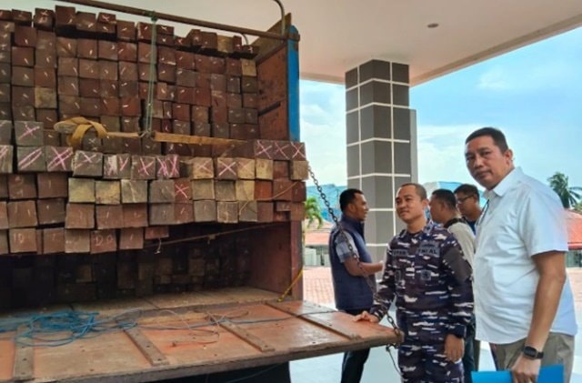 Penyelundupan Ratusan Kayu Ulin Ilegal Digagalkan di Pelabuhan Semayang Balikpapan