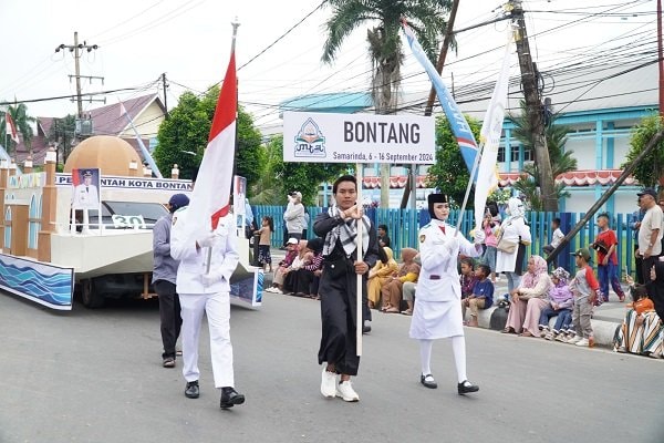 Pawai Ta’aruf MTQ Nasional; Mobil Hias Kota Bontang Curi Perhatian dengan Desain Masjid Terapung
