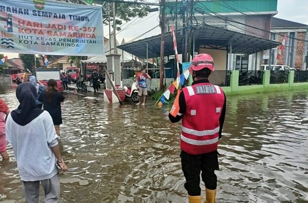 Brimob Polda Kaltim Turun ke Lokasi Banjir, Bantu Warga Samarinda