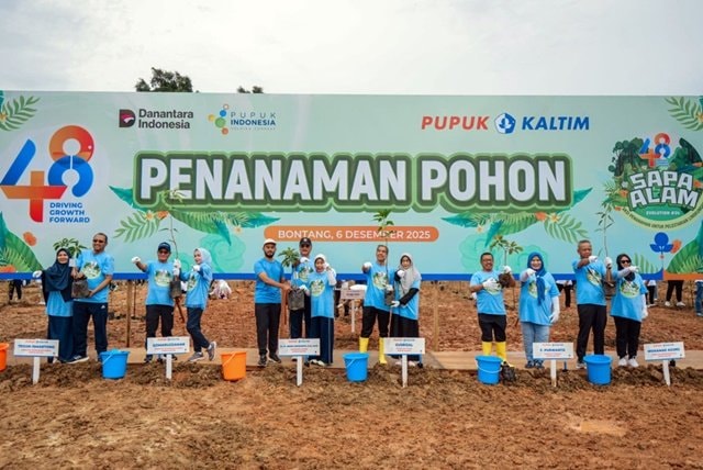 HUT ke-48, Pupuk Kaltim Tanam 1.977 Pohon untuk Hijaukan Lingkungan