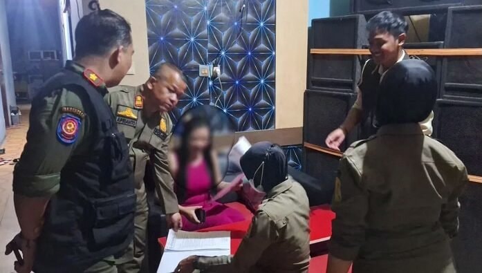 11 Pramunikmat di Balikpapan Kaltim Diamankan, 39 Botol Miras Ilegal Disita