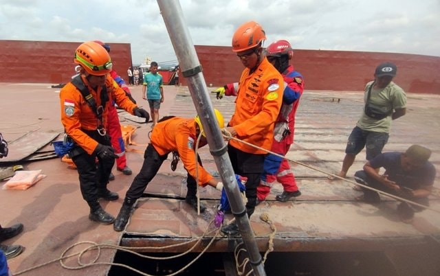Pekerja Tewas Jatuh di Tongkang Samarinda Sedalam 7 Meter, Evakuasi Berjalan Dramatis
