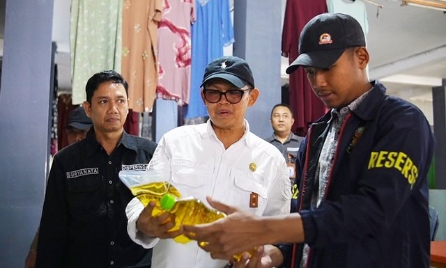 Polres Kutim Sidak MinyaKita di Pasar Sangatta Selatan, Pastikan Sesuai Takaran