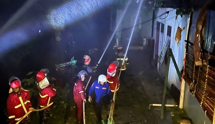 Detik-Detik Kebakaran Jalan Blora Balikpapan, Tim Pammat Polda Kaltim Berjibaku Padamkan Api