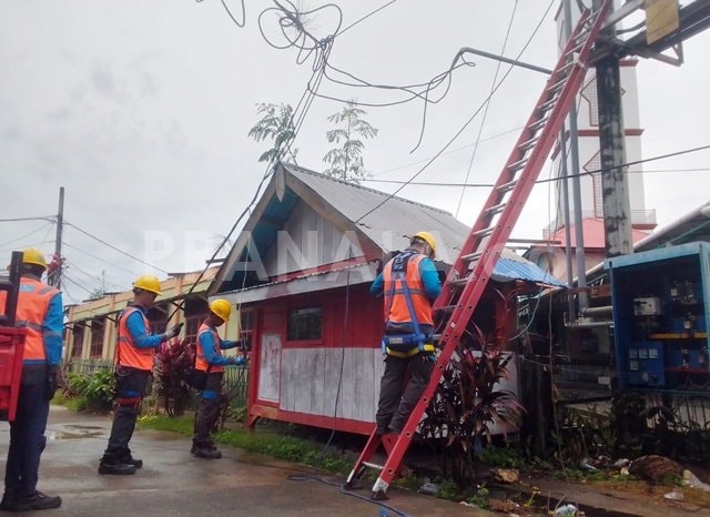 Hujan Deras dan Angin Kencang Lumpuhkan Listrik Ratusan Rumah di Bontang