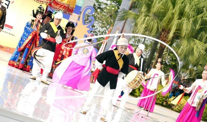 Kirab Budaya EBIFF 2025 Meriah, Lima Negara Tampil Memukau di Samarinda Kaltim