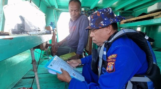 Cegah Kecelakaan Laut, Sat Polairud Bontang Periksa Dokumen dan Imbau Nelayan Waspada Cuaca