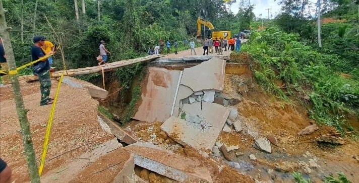 Putus Total! Jalan Vital Pilanjau Berau Dipasang Gorong-Gorong Darurat