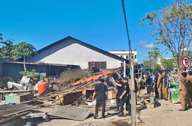Berdiri di Lahan Pemkot Bontang, Tiga Kios di Rawa Indah Dibongkar