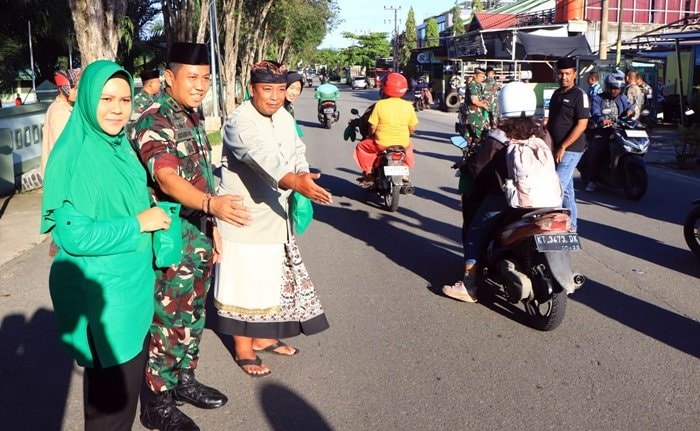 Kodim 0908/Bontang Bagikan Ratusan Takjil Bersama Tokoh Agama, Perkuat Silaturahmi di Ramadan 1447 H