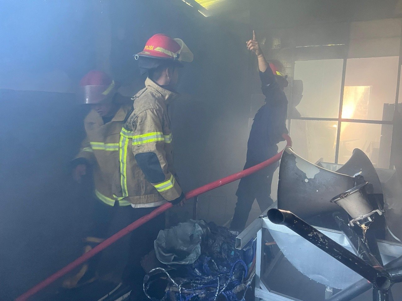 Gudang Barang Bekas di Balikpapan Terbakar